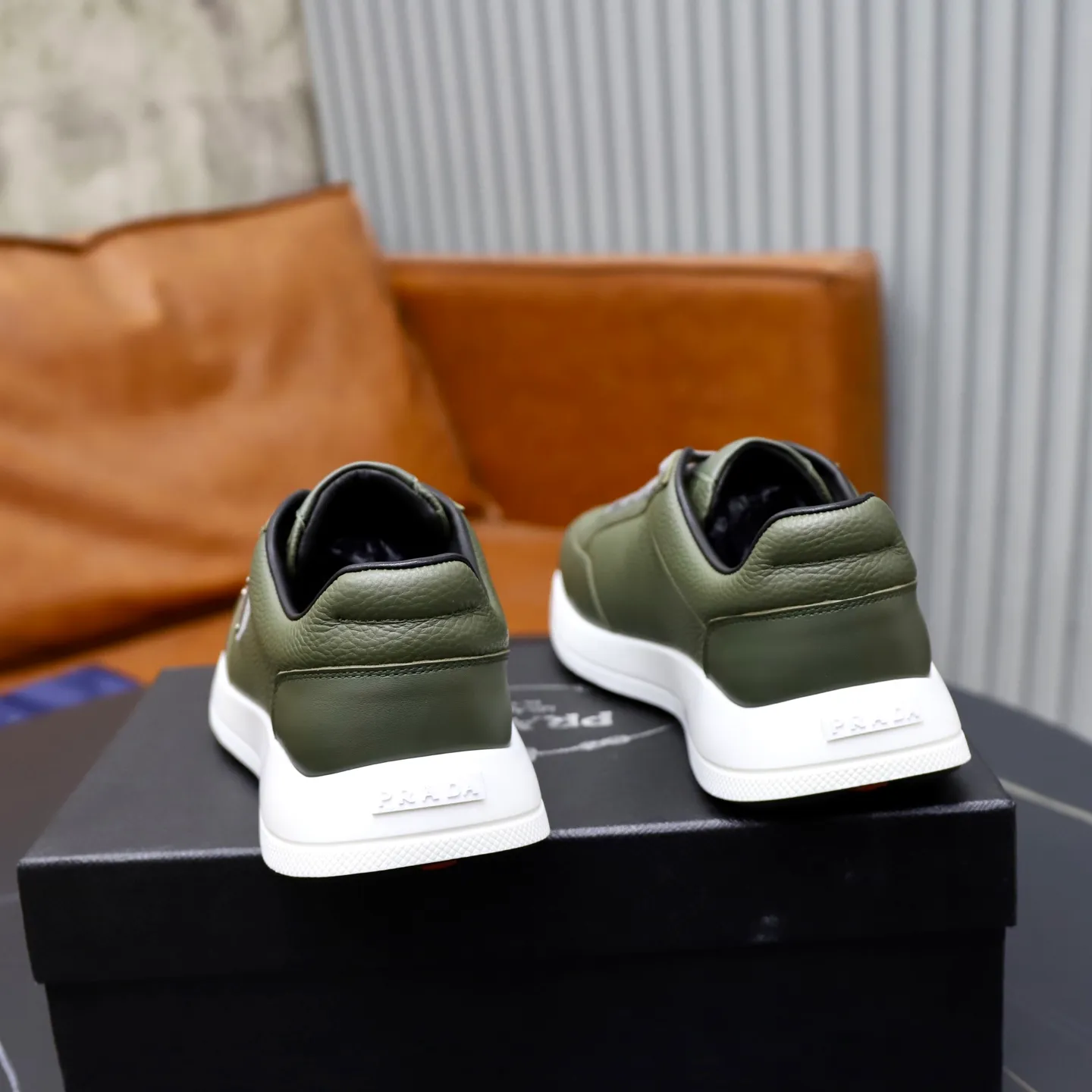 Factory price: 740💰Top original order Brand: PRADA (Prada) Standard code: Men's size 38/44 (45 can be customized) Grade: Same as the official website Material: Original cowhide stitching imported cowhide lining Original combination two-color wear-resistant soft outsole Style category: Leisure and sports version Young fashion European and American trend British style Color: Real picture color